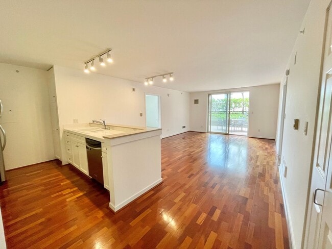 Building Photo - INCREDIBLE 2Br/2Ba Doorman Building Condo ...