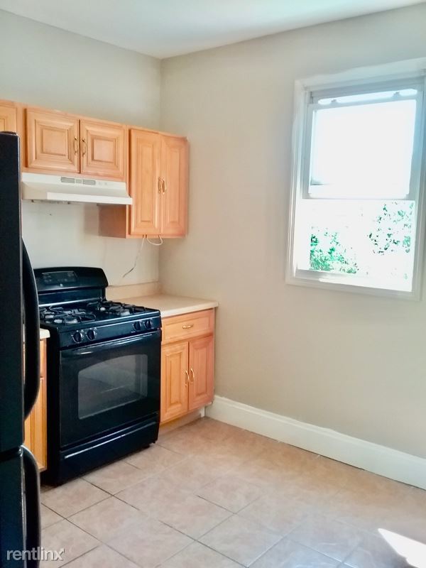 Building Photo - 3 br, 1 bath Townhome - 143 Mapes Ave