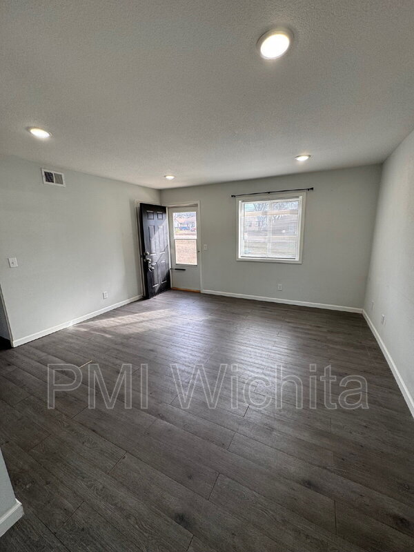 Foto del edificio - 422 W Mahoney Dr