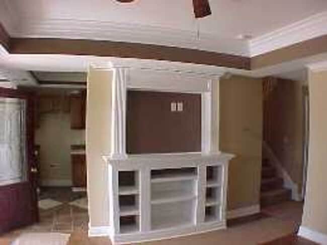 Building Photo - 3 Bedroom 2 Bath Cottage Style Home with L...