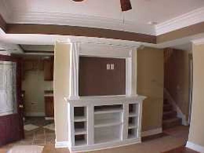 Building Photo - 3 Bedroom 2 Bath Cottage Style Home with Large Den