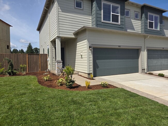 Building Photo - Brand New 3 bdrm 2 1/2 bath townhouse