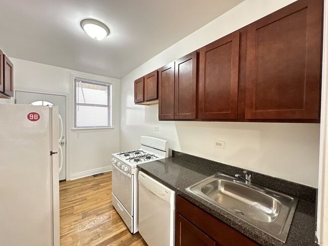 Building Photo - 816 W Waveland Ave