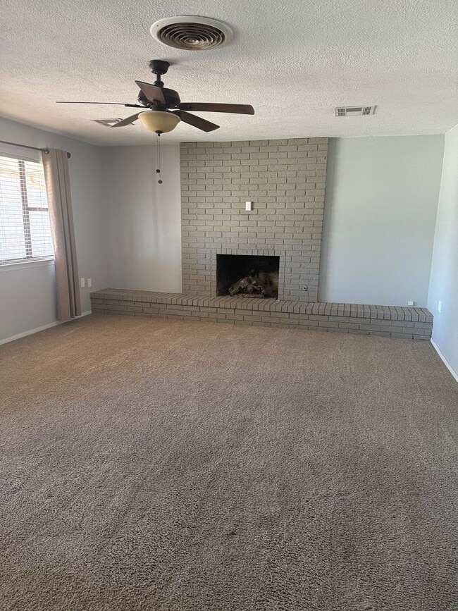 Building Photo - Delightful Home in a delightful and popular area.