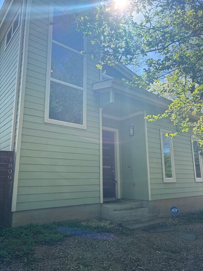 Foto del edificio - 3BR/2.5BA w/ Fenced Yard + Assigned Parking in Austin, TX