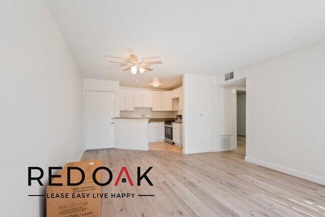 Foto del edificio - ~1 Month FREE~ Lovely Two Bedroom with Loa...