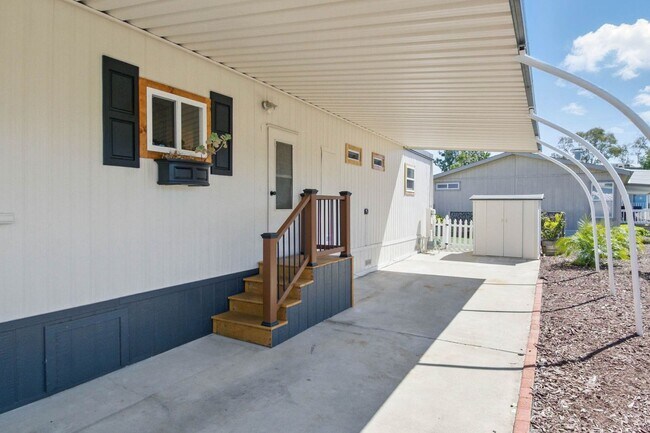 Foto del edificio - Highly Desirable Double Wide 55+ Home in R...