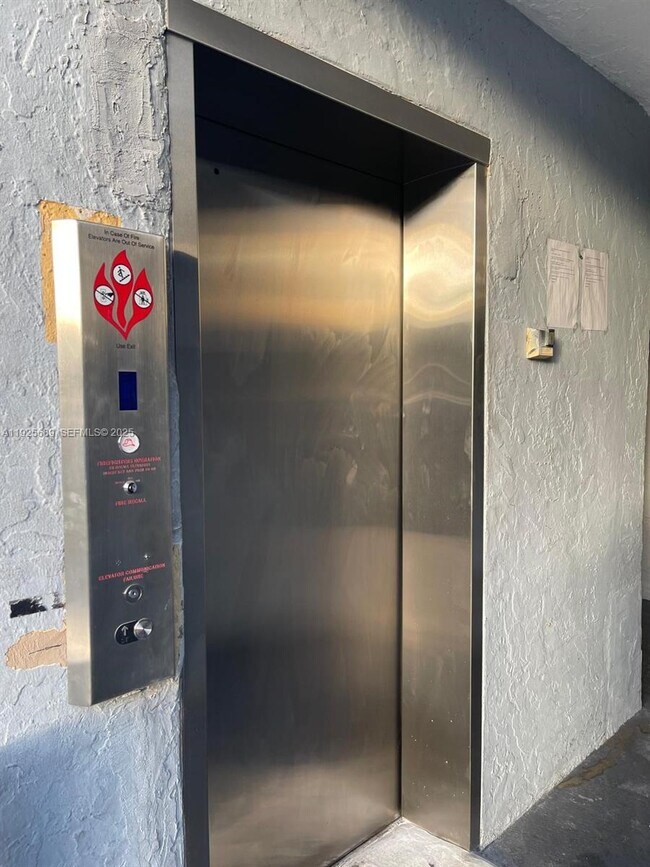 Building Photo - 9375 Fontainebleau Blvd