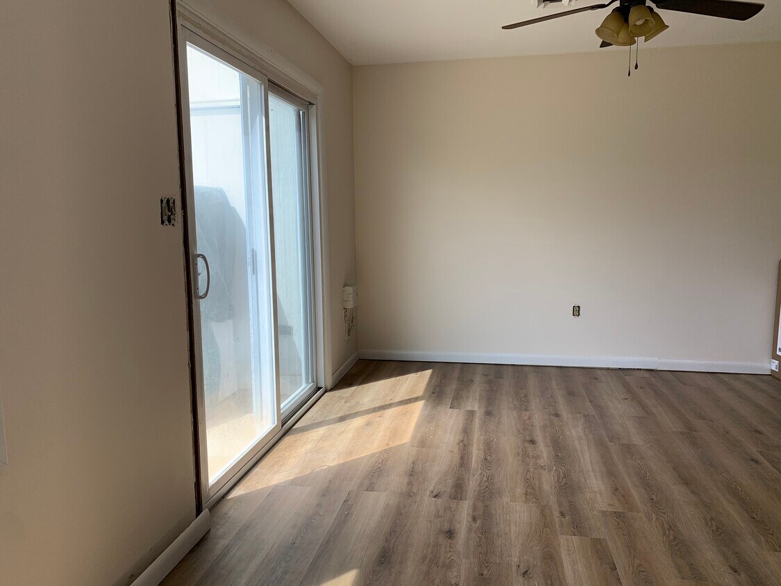 Sala de estar con pisos nuevos. - 17 Dartmouth Ct