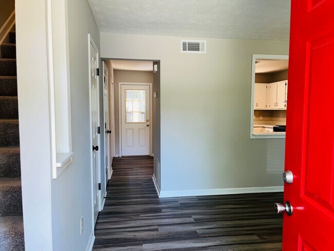 Foto del edificio - Location, location, location! Renovated townhome near Downtown Douglasville! Must See!