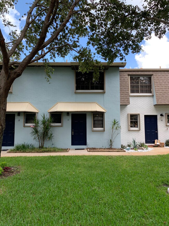 Building Photo - 410 N Cypress Dr