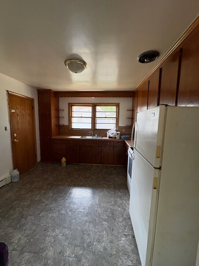 Building Photo - 644 Sherwood Ave