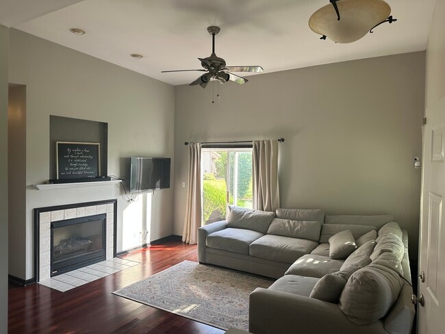 Living Rm - 1049 Parkhill Cir