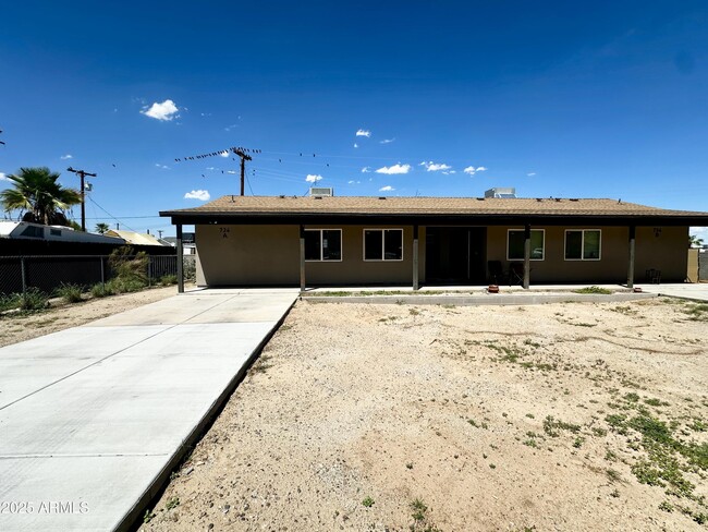 Building Photo - 734 E Hazel Dr