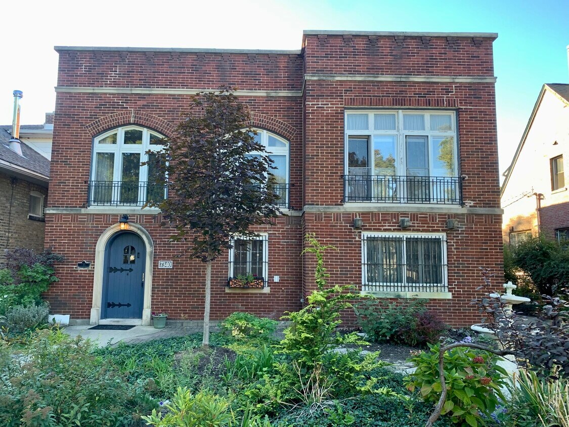 Primary Photo - 7340 N Oakley Ave