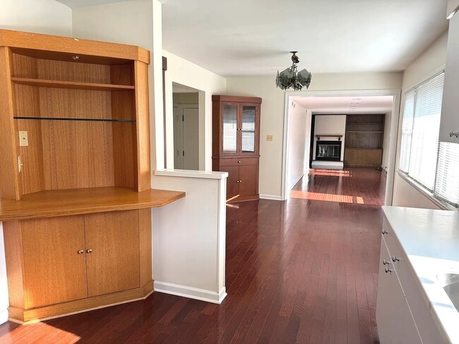Building Photo - 860 Madelyn Dr