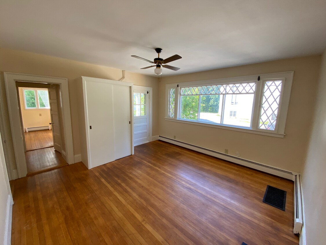 Enter directly off the private entrance, which is next to the off-spot parking, into the bright livi - 1168 Washington St