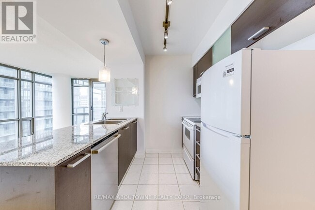 Building Photo - 38-1538 Grenville St