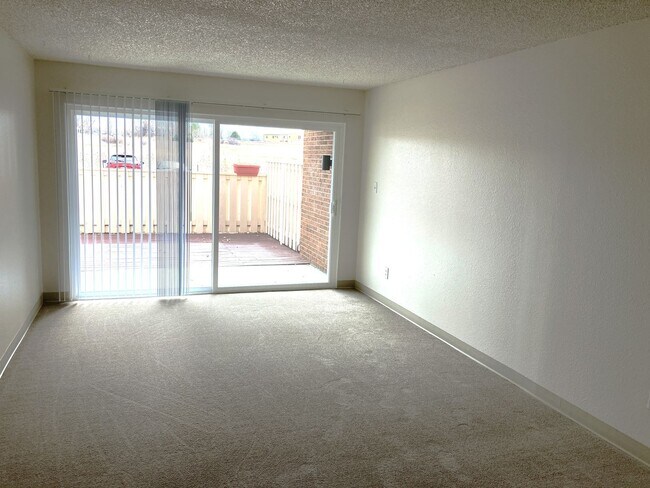 Foto del edificio - VIEWS OF OPEN SPACE & MOUNTAINS! COMPLETELY REMODELED BEAUTIFUL 3-BR, 2-Bath Condo! Everything Br...