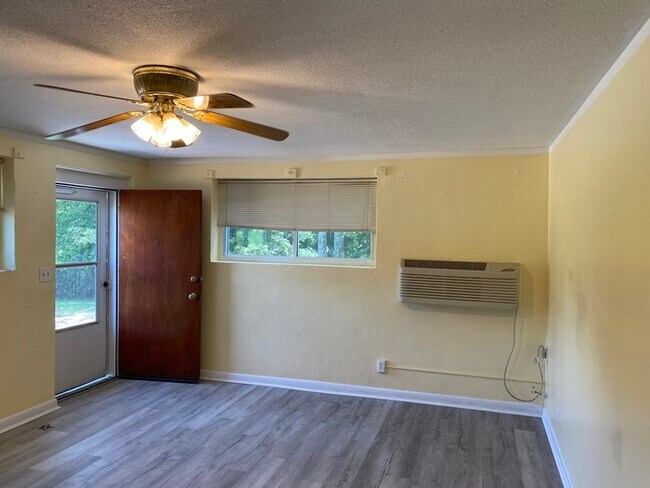 Foto del edificio - 1Bed/1Bath Multi-Family Property Off HWY 58!