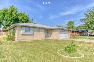 Building Photo - 314 NW Compass Dr