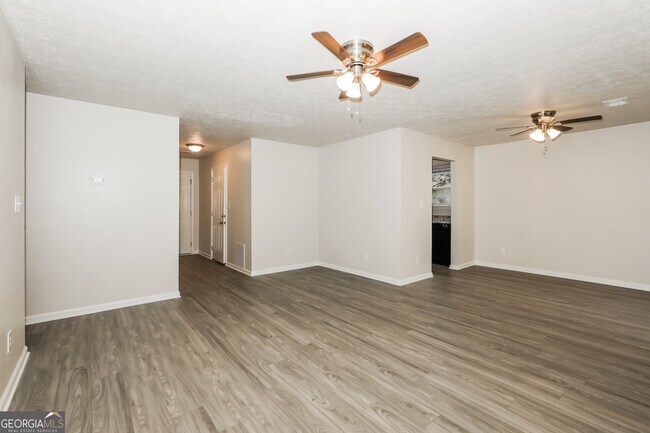 Foto del edificio - 9319 Forest Knoll Dr