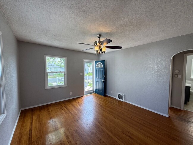 Building Photo - Three Bedroom, Two Bathroom Home! One car garage!