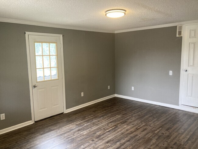 Foto del edificio - 1305 Rapids Rd