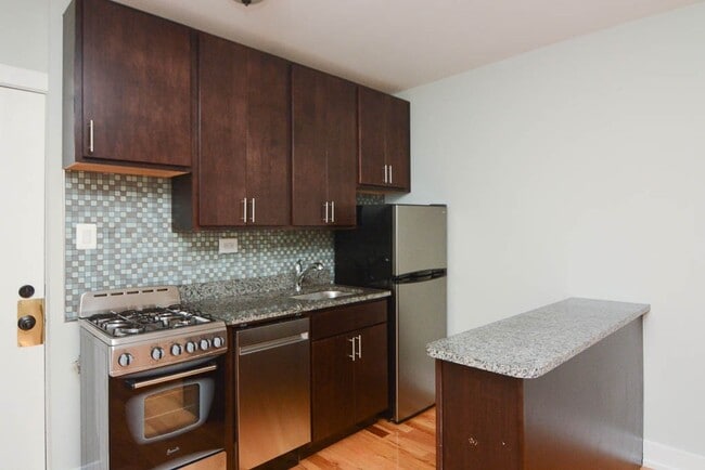 Building Photo - 820 W Cornelia Ave