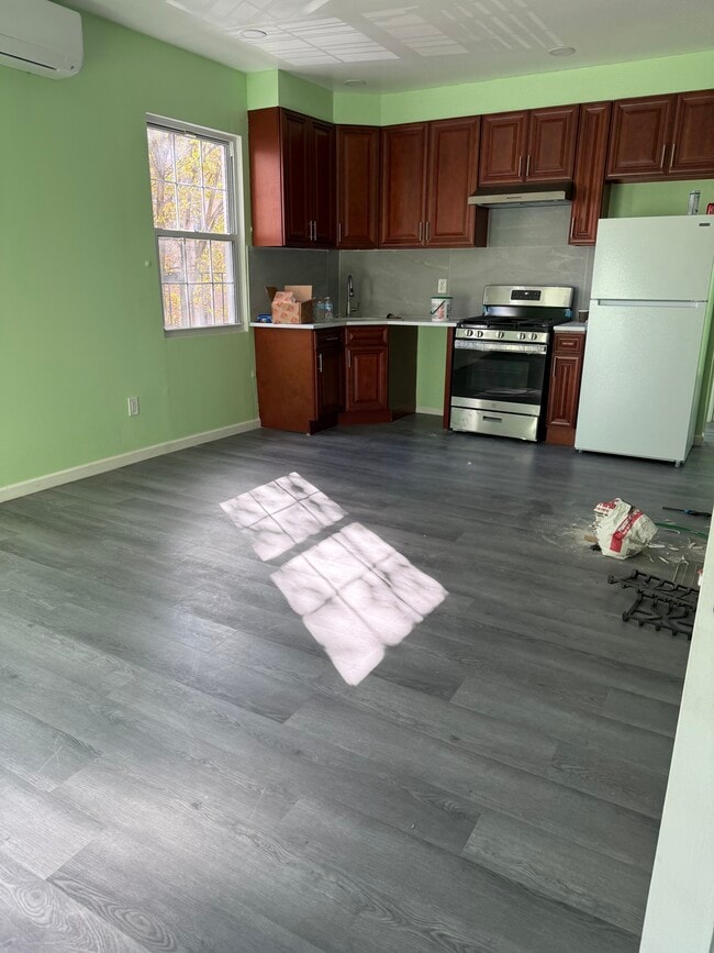 Building Photo - 1101 Castle Hill Ave