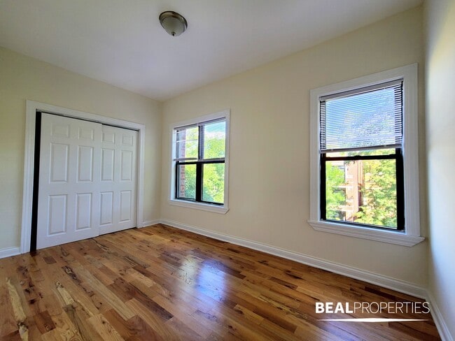 Photo - 831 W Waveland Ave Apartment