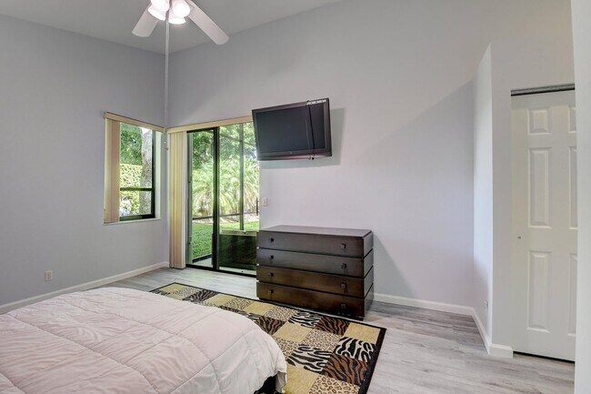 Foto del edificio - 10201 Lexington Lakes Blvd N