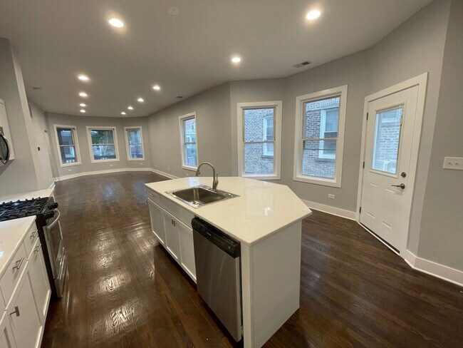Foto del edificio - 2442 N Lawndale Ave