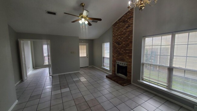 Building Photo - Cute Mesquite home!  Move in ready