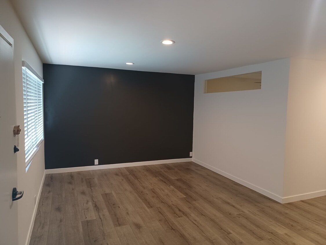 Foto principal - 7347 Haskell Ave