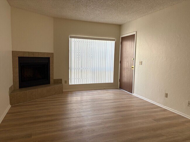 Sala de estar, mostrando la chimenea. - 706 E Linden St