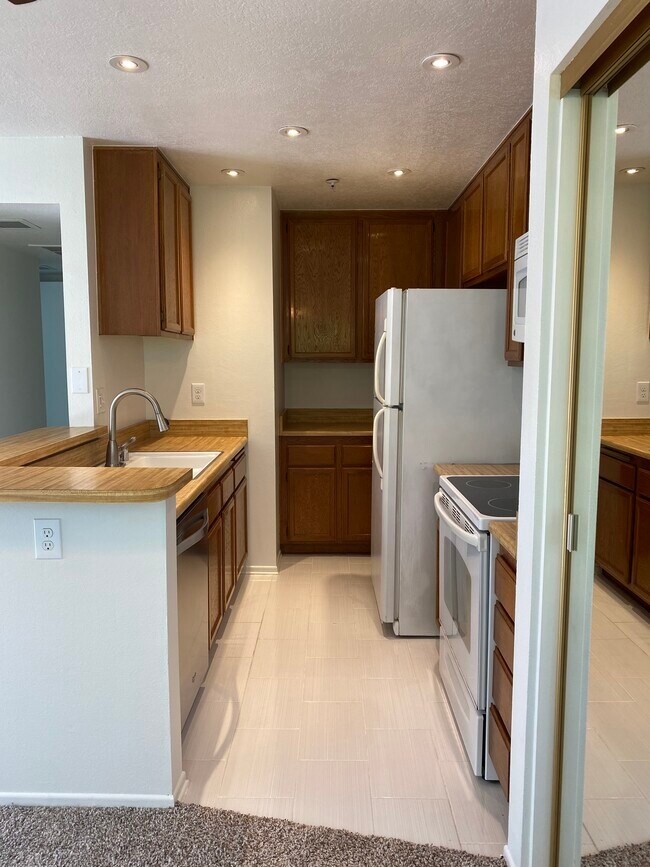 Building Photo - 18252 Parkview Ln