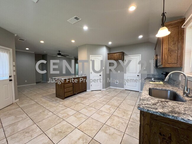 Building Photo - Cute and Clean 3/2/2 in Weatherford For Rent!