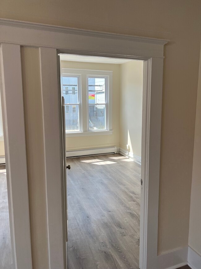 Building Photo - 706 S Ave W