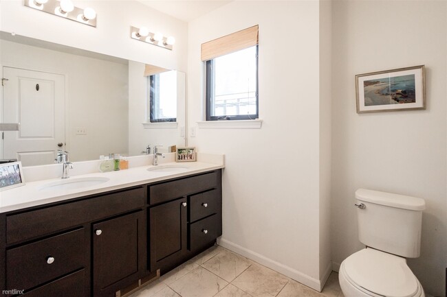 Building Photo - 2 br, 2.5 bath Townhome - 2301 Trumbull St