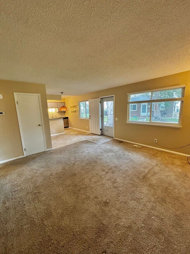 Building Photo - Beautifully Updated 2-Bedroom Townhome in ...
