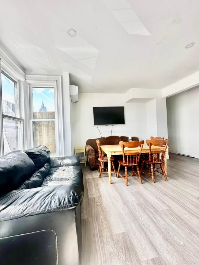 Building Photo - 3 Bedrooms - 2 Bathroom Apartment - Availa...