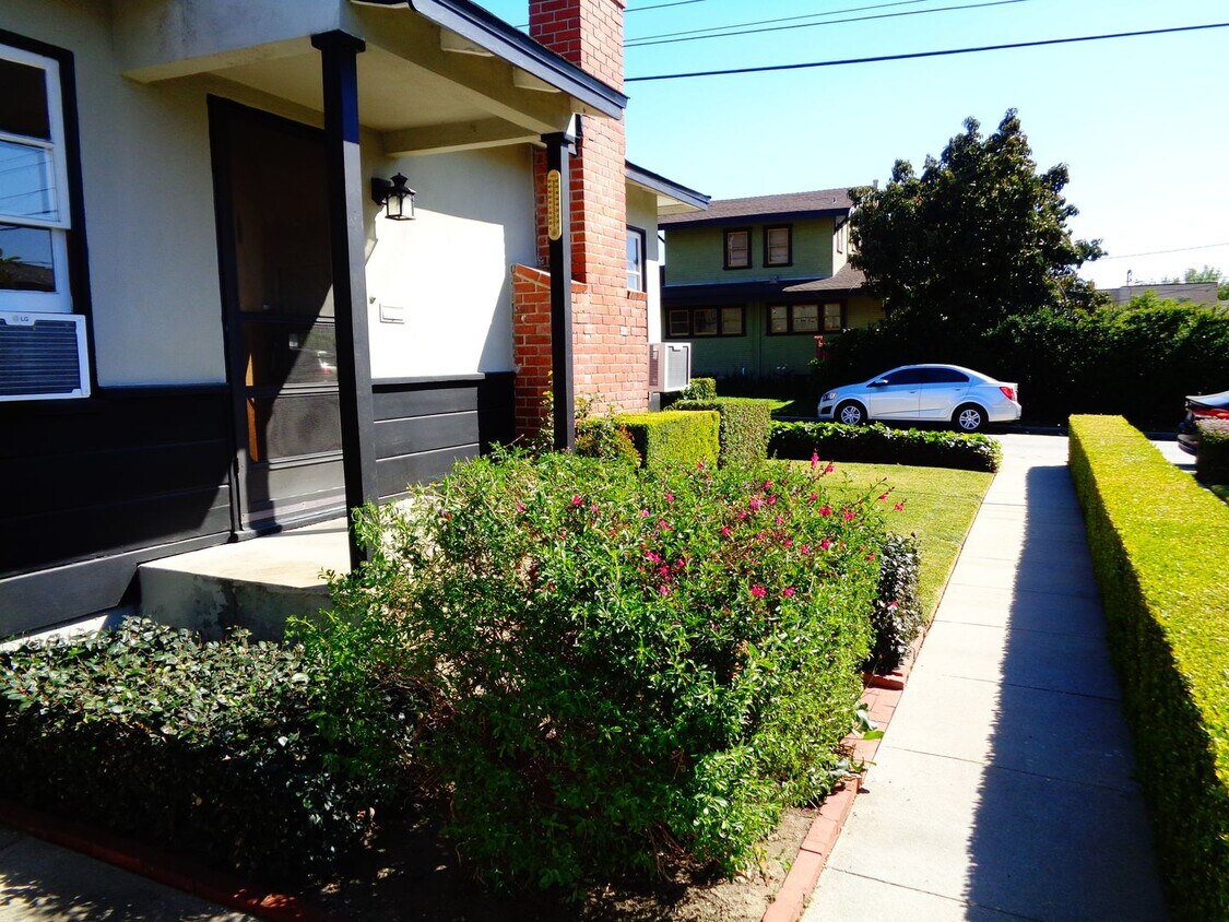 Primary Photo - 2 Bedroom 1 Bath Duplex for Rent in Uptown...