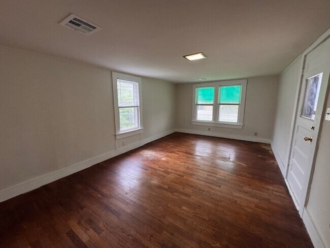Foto del edificio - the cutest 1-bedroom cottage! fridge , inside laundry and gas stove, huge yard!