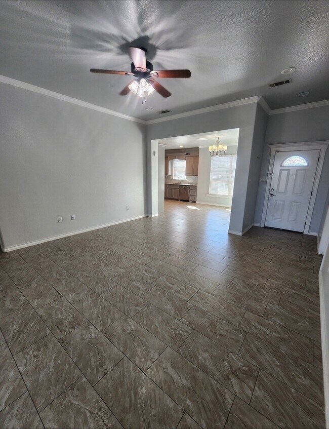 Foto del edificio - 3 bed 2 bath with 1 car garage