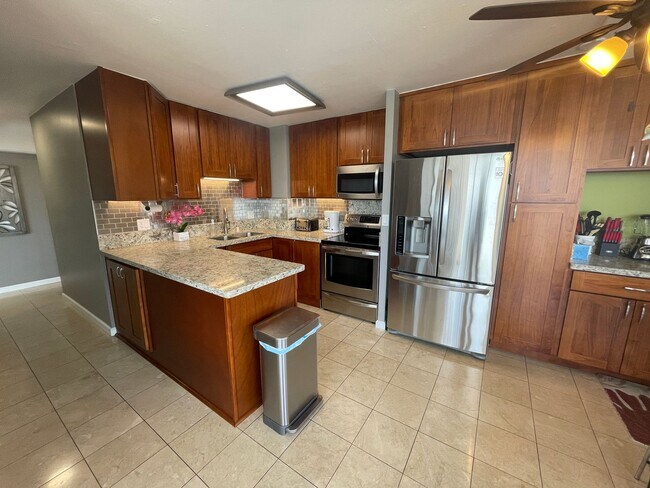 Building Photo - Fully furnished with amazing panoramic views.