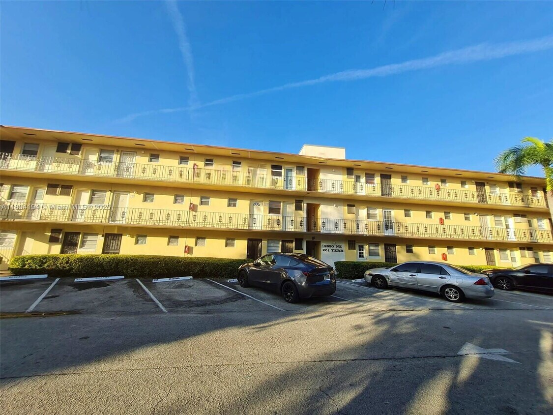 Foto principal - 2820 NE 201st Terrace