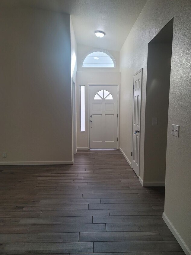 Foto del edificio - Newly renovated 3 bedroom 2 bath Visalia home