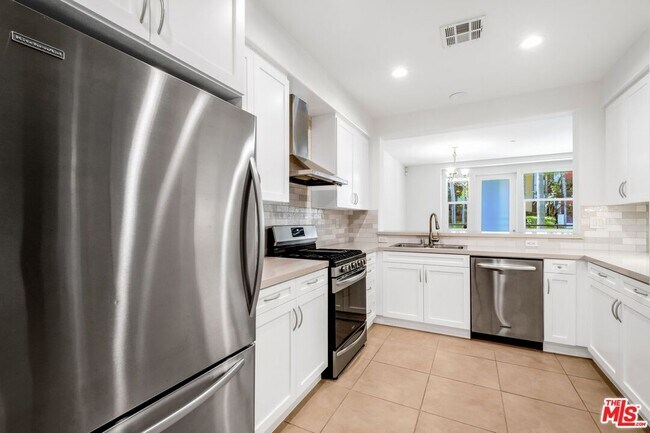 Building Photo - 7100 Playa Vista Dr