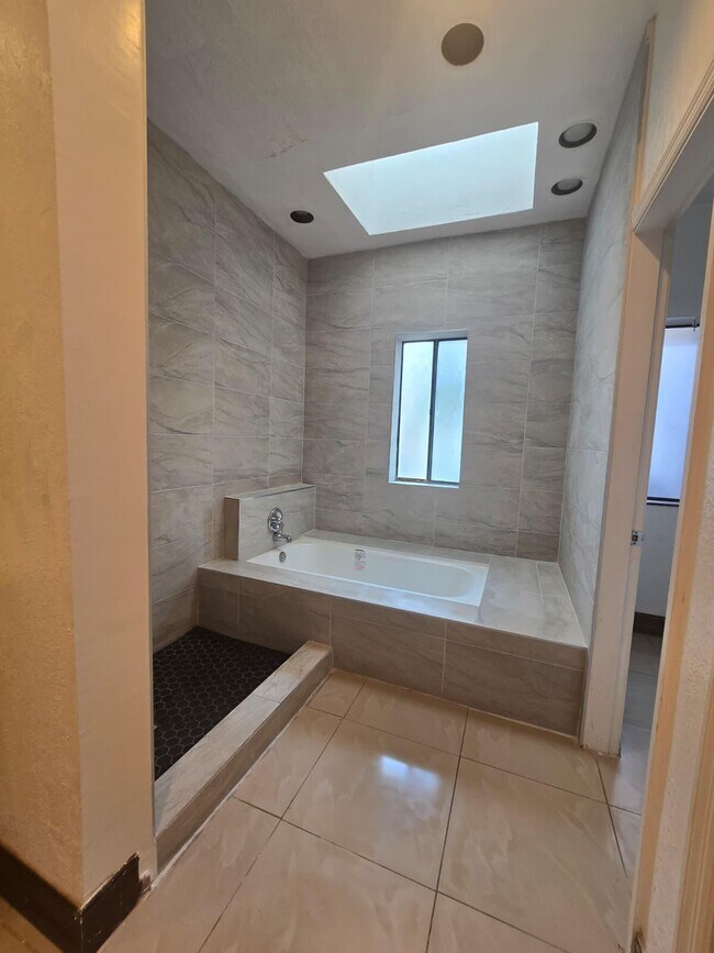 Foto del edificio - 4360 Fountains Dr